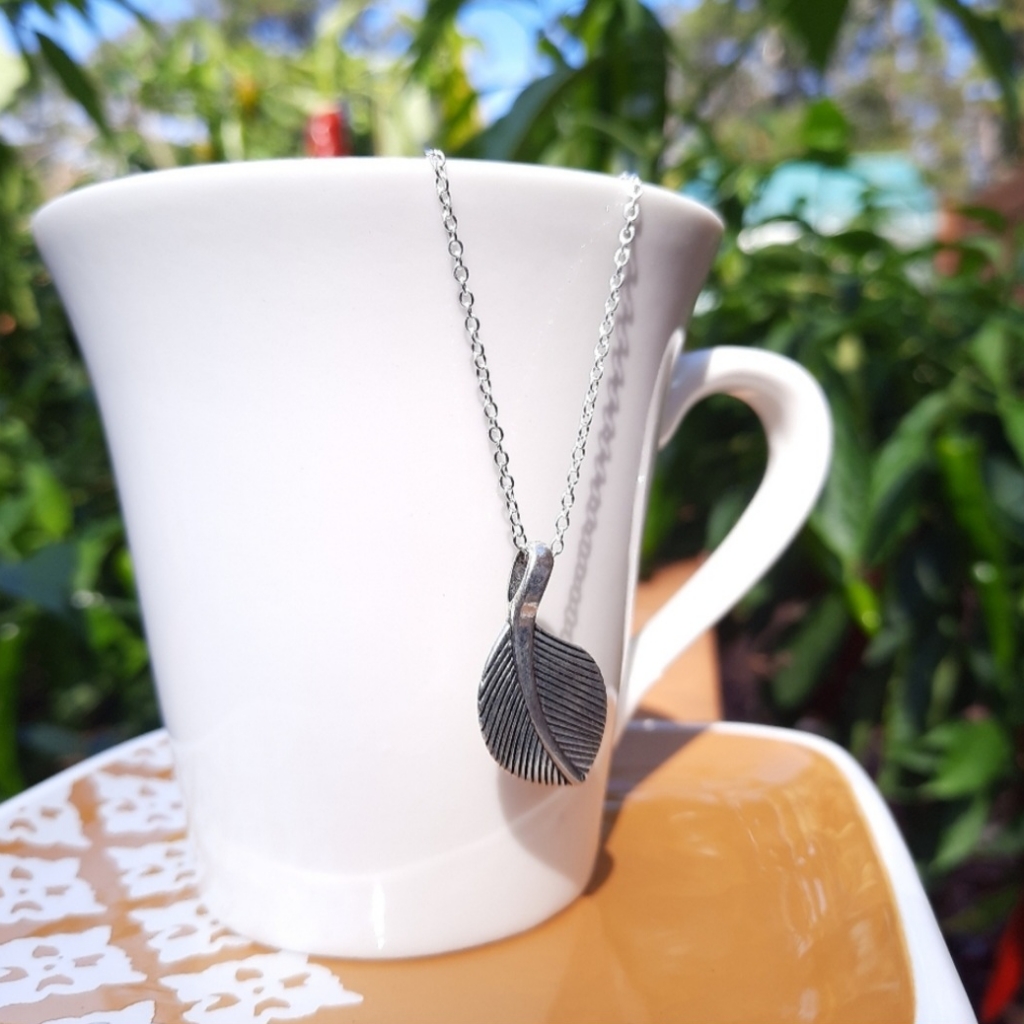 Simple Leaf Silver Tone Necklace 16$